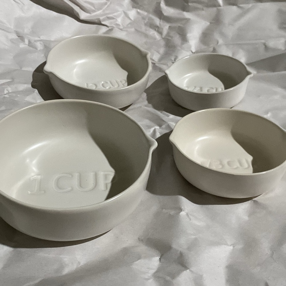 NWT Stoneware Measuring Cups Set of 4